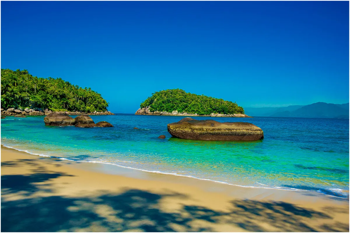 Vista panorâmica das ilhas de Ubatuba com mar cristalino e vegetação preservada