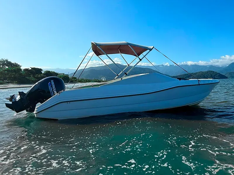 Lancha Ayla da Kaimares Turismo disponível para passeio privativo em Ubatuba