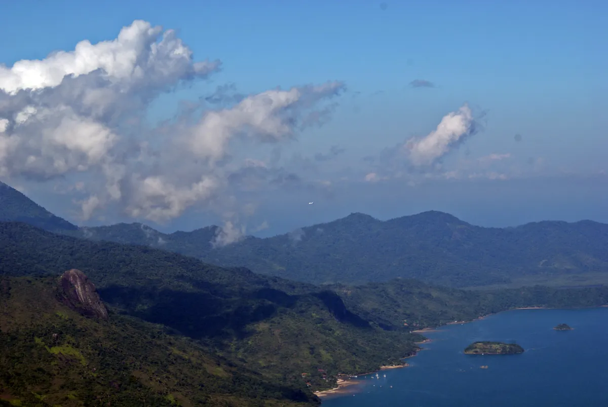 Vista aérea das praias de Ubatuba com Serra do Mar, ilhas e mar azul no litoral norte de São Paulo